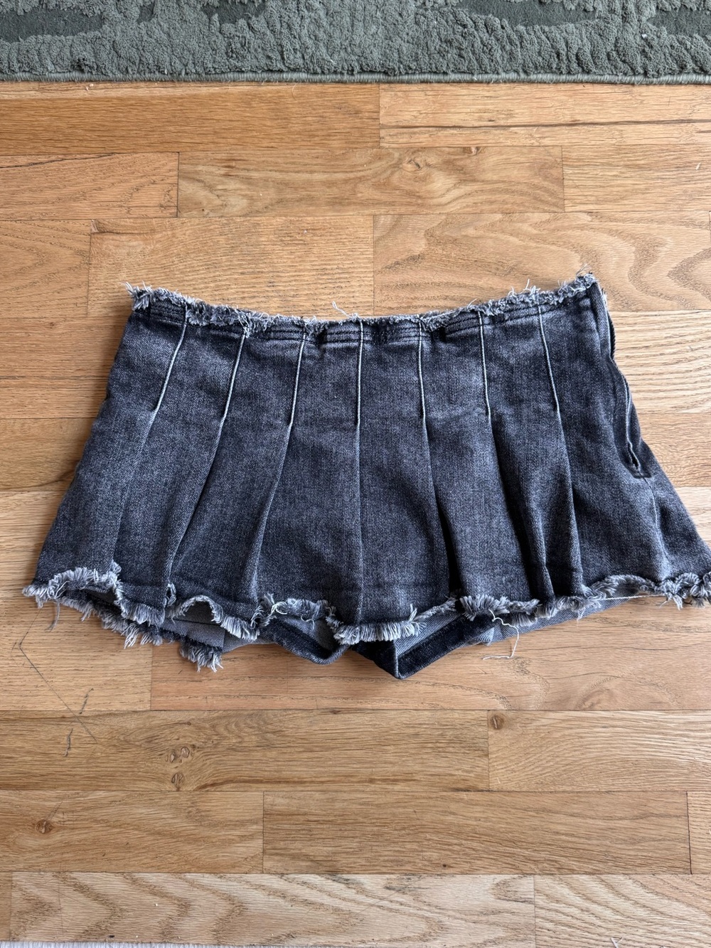 Edikted Charcoal Pleated Frayed-Hem Skort